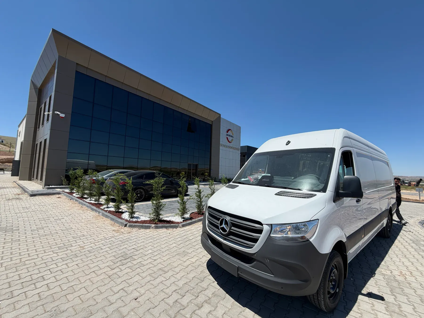 Fabrika binası ve önündeki minibüs